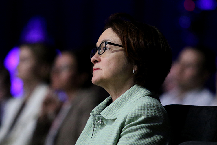 Эльвира Набиуллина напомнила, что чуть меньше года назад, в апреле 2025-го, регулятор рекомендовал банкам поддержать пострадавших от мошенников-застройщиков, списки которых банки вывешивали у себя на сайтах