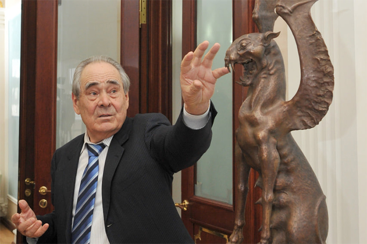 История с «Хранительницей» &mdash; «матерью» крылатых барсов &mdash; началась в 2011 году, когда государственный советник РТ Минтимер Шаймиев пригласил скульптора из Бурятии, набиравшего тогда мировую известность, выполнить работы для Болгара