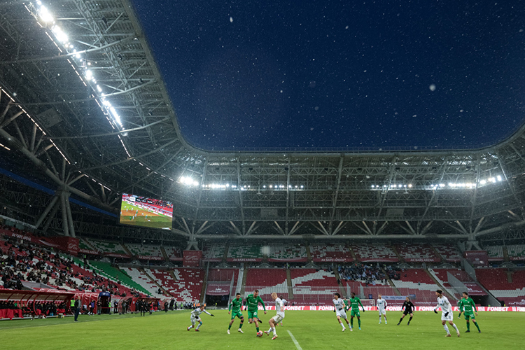 Явно нефутбольная погода вряд ли привлечет много зрителей на трибуны, да и высокого качества футбола ждать не стоит