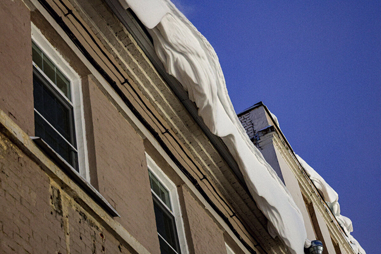 Не убрать снег нельзя &mdash; это безопасность, «прилетит» штраф или кровля вообще рухнет: на квадратный метр приходится 700 кг снега. А убрать, значит потратить на это больше денег, которые с «хрущевки» собирают за год