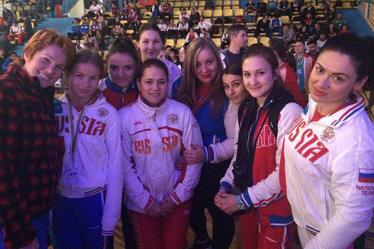 «Конечно, дистанция между преподавателем и студентом есть, но мне все равно хочется ее немного размыть, потому что, во-первых, мы все женщины. Во-вторых, все люди»