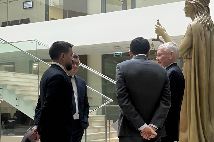 В качестве третьих лиц на стороне истца в дело также вступили Валерий Маликов и Виктор Азаркевич. Первый владеет как обычными акциями, так и привилегированными, второй «постучался» в дело на последнем заседании, на суд он не явился, но статус третьего лица получил