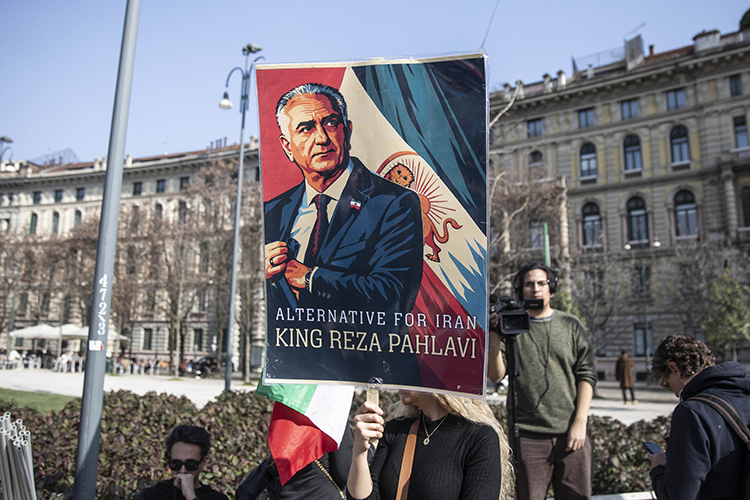 «Одним из главных фаворитов, которого западные СМИ долгое время позиционировали как едва ли не единственную легитимную альтернативу, остается 65-летний Реза Пехлеви &mdash; старший сын последнего шаха Ирана Мохаммеда Резы Пехлеви, чей трон рухнул еще в 1979 году»