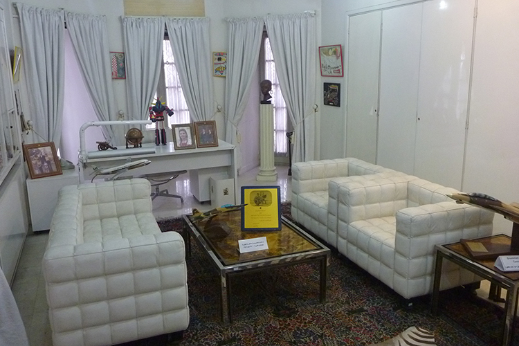 Одна из комнат Резы Пехлеви с моделями самолетов и роботом Грендайзером из культового японского сериала того времени &mdash; большая редкость для дворцовых интерьеров, подчеркивавшая его современные интересы