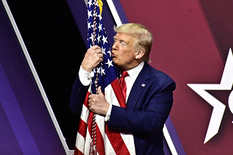 «В гонке за подтверждением грандиозности Трамп открывает все новые фронты»