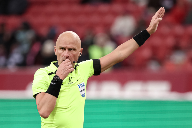 Проводить игру или нет, решал главный судья Сергей Карасев