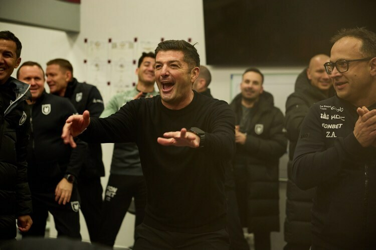 Франк Артига в раздевалке после игры