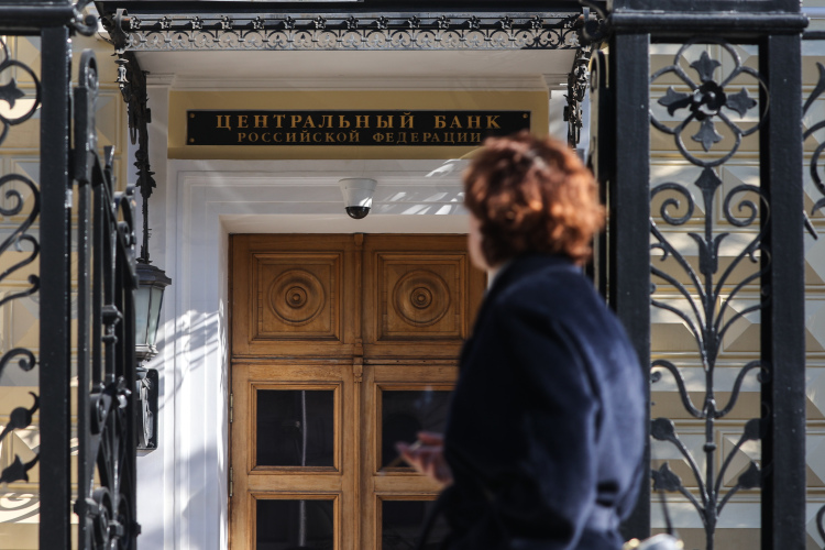 Центральный банк дал два возможных пути решения проблемы: либо принять решение об исключении этого права, но с привлечением к вопросу владельцев привилегированных акций, либо прописать порядок конвертации