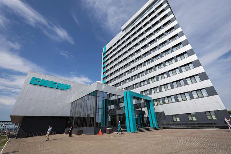 Миноритарный акционер Александр Ёлшин потребовал признать решение общего собрания акционеров КОСа от 30 июня 2025 года недействительным в части утверждения новой редакции устава. В обновленной версии был исключен пункт о возможности конвертации привилегированных акций в обыкновенные