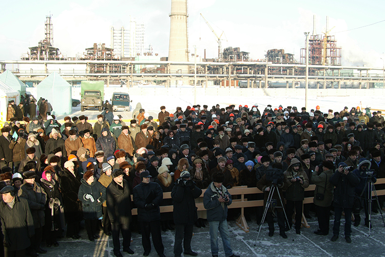 «В 1993 году привилегированные акции распределялись среди работников «Оргсинтеза». И сейчас эти работники предпенсионного и пенсионного возраста. И встает уже социальный вопрос, поскольку данные акционеры не смогут реализовать эти права»