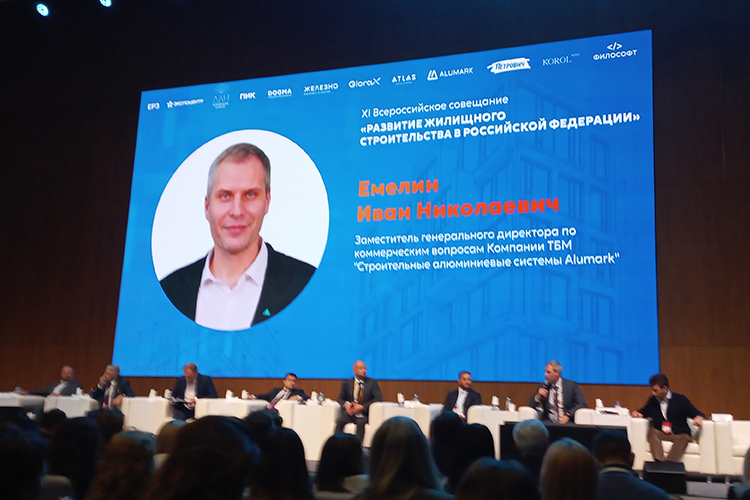 Замгендиректора Alumark Иван Емелин констатировал: спрос на качественные алюминиевые фасады вырос кратно