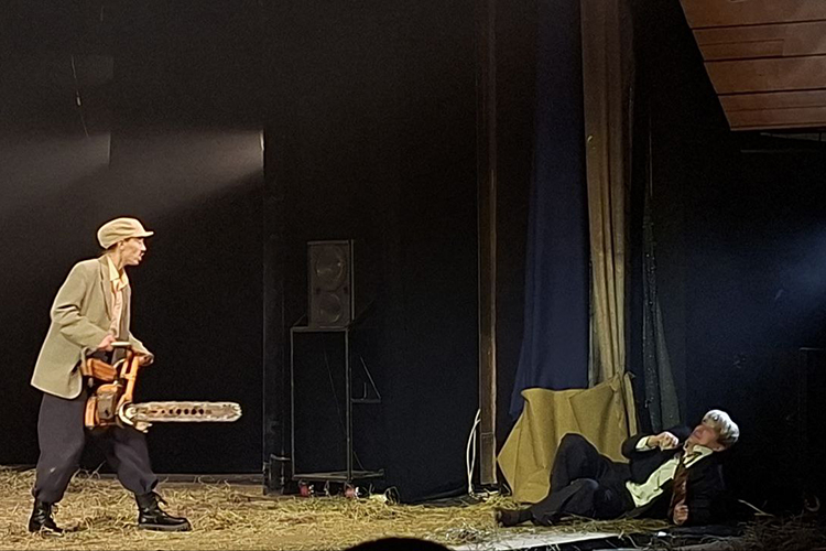 Юмор &mdash; один из главных двигателей спектакля. Комические ситуации возникают из столкновения городской самоуверенности и деревенской практичности