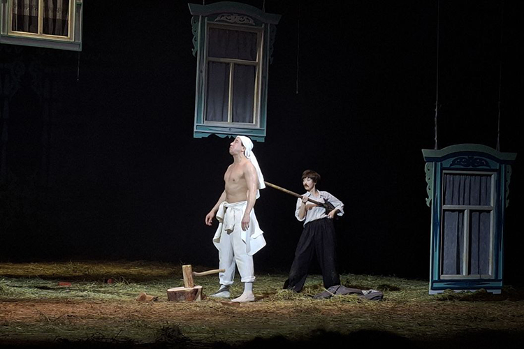 Несмотря на легкость сюжета, в пьесе чувствуется социальная подкладка: проблема урбанизации, демографии и алкоголизма (в деревне раньше был спиртзавод, и многие мужчины спились)