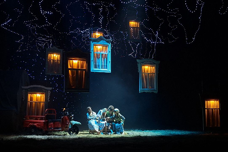 Днем они передовые работницы колхоза, а вечерами &mdash; скучающие девушки на выданье, которым хочется поговорить о любви и поцелуях, а не о коровах