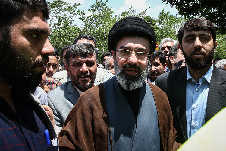 «Моджтаба Хаменеи &mdash; фигура, консолидирующая элиты. Он обладает определенным авторитетом &mdash; и в религиозном смысле, и в политическом. Нужен был именно такой человек. И он подходит под эту концепцию»