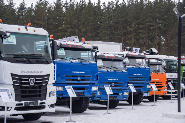 Если «Автостат» дает 14,5 тыс. поставленных на учет грузовых автомобилей под маркой «КАМАЗ», то из официального отчета компании следует, что по итогам 2025-го КАМАЗ увеличил продажи грузовиков на 9%, доведя объем поставок до 38 тыс. 388 единиц