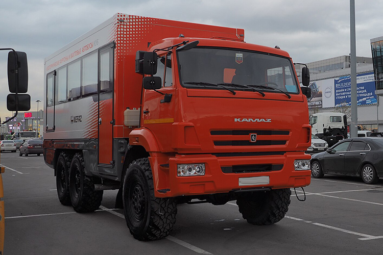 НЕФАЗ производит пассажирские автобусы, автоцистерны, прицепы и надстройки на шасси «КАМАЗа». Автогигант владеет чуть более чем половиной акций предприятия