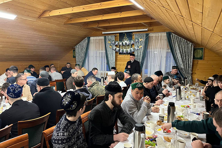 Авыз ачу прошло в учебном корпусе мечети «Билал», имам-хатыбом которой является Мансур хазрат