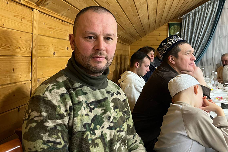 Один из них контрактник Рамиль освобождал Курск, Часов Яр, получил травму говорит, что и на фронте постился, хотя держать уразу в таких условиях не так то просто