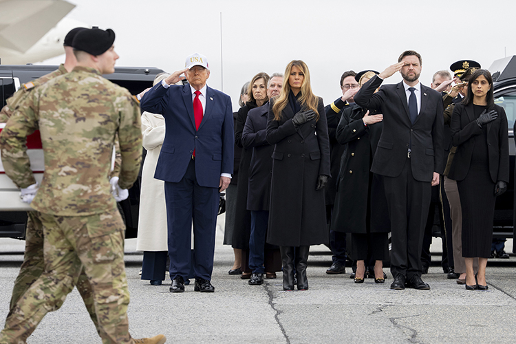 В выходные президент США Дональд Трамп встретил тела погибших военных в Иране