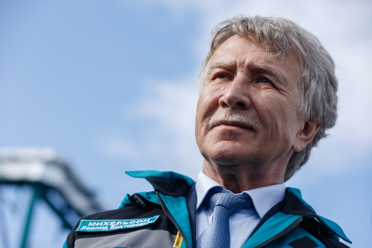 На 88-й строчке расположился Леонид Михельсон и его семья. За год стоимость их активов снизилась на $100 млн, составив $28,3 миллиарда