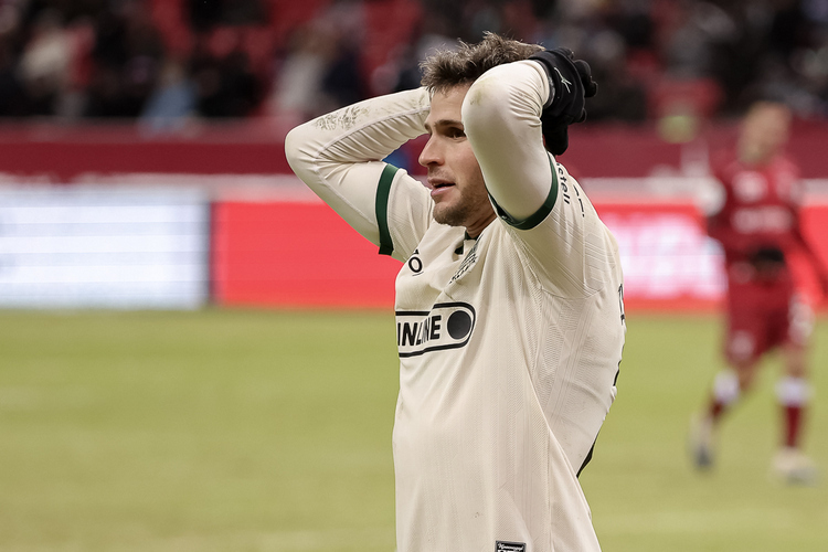 «Рубин» старался прессинговать защитника Джованни Гонсалеса. Ранее он допускал ошибки