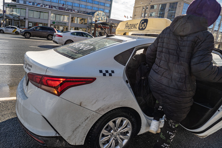 До момента активации новых требований все водители были проинформированы о необходимости своевременного внесения данных в реестр. В результате те, кто планировал работать на автомобилях иностранных марок (например, Hyundai Solaris, Toyota Camry), успели оформить разрешения в установленный период