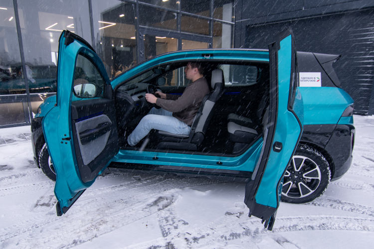 «От меня ускользает, как, например, Атом вообще можно применять в такси. Это малюсенькая машинка за очень много денег, которая в версии для такси предполагается без переднего сиденья, куда надо ставить багаж»