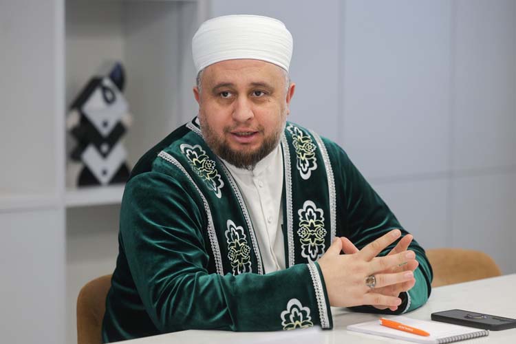 Рустам хазрат Хайруллин: «Хотелось бы обратиться к органам сертификации, чтобы они больше объясняли, как сомневающийся человек, который зашел в общепит или магазин и покупает колбасу, мог определить и удостовериться, что там, я прошу прощения, не кошку сварили»