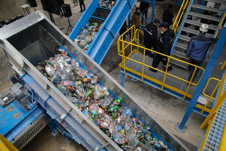 Наиболее драматично ситуация складывается в сегменте пластиковых отходов, где рухнули как цены, так и спрос.