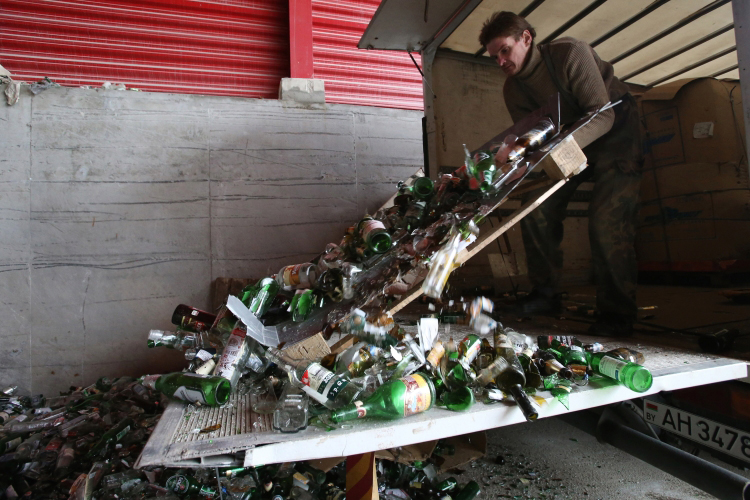 «Переработка стекла в 3 раза дороже производства нового. Первичное стекло стоит крайне дешево. И с точки зрения экономики непонятно, зачем его перерабатывать»
