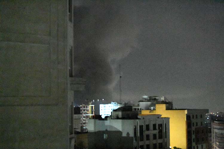 Густой дым над зданиями после авиаударов в Тегеране