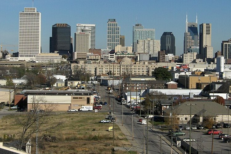 «Дороги в Нэшвилле хорошие, в семьях по две машины, поэтому пробки есть»