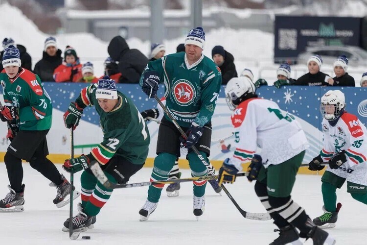 Денис Архипов (в центре) на гала-матче «Золотой шайбы»
