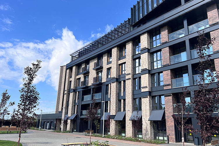 Установка маркиз с премиальными испанскими «локтями» Gaviota и австрийскими тканями Sattler или монтаж безрамного остекления превращает даже небольшой балкон в уютное патио