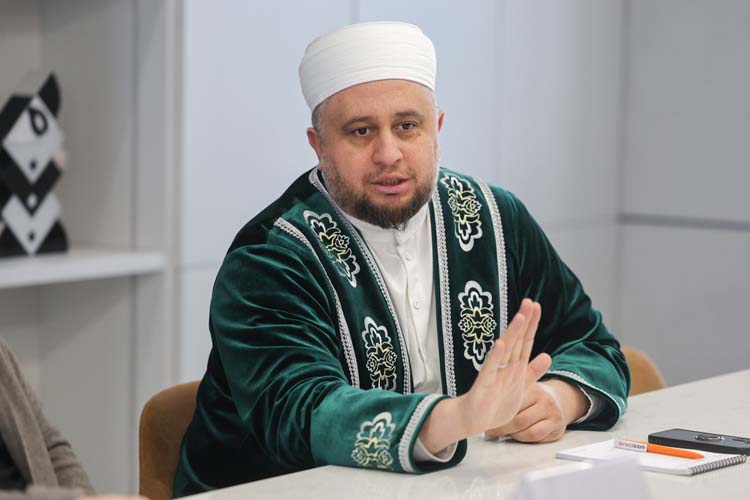 Рустам хазрат Хайруллин:&nbsp;«Сегодня все религиозное законотворчество в России лоббируется церковью. И мы очень благодарны, что нам удается лоббировать и свои интересы, как, например, то, что мечеть, как и церковь, не платит земельный налог»