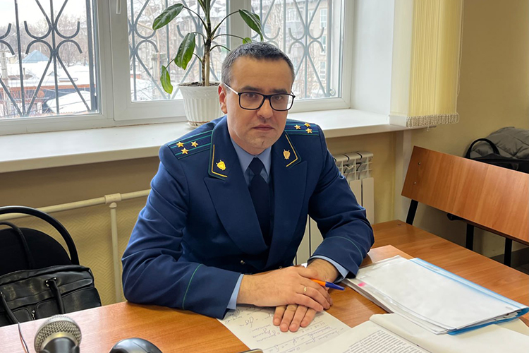 Чтобы перечислить все договоры в обвинительном заключении у прокурора Фролова ушло более часа