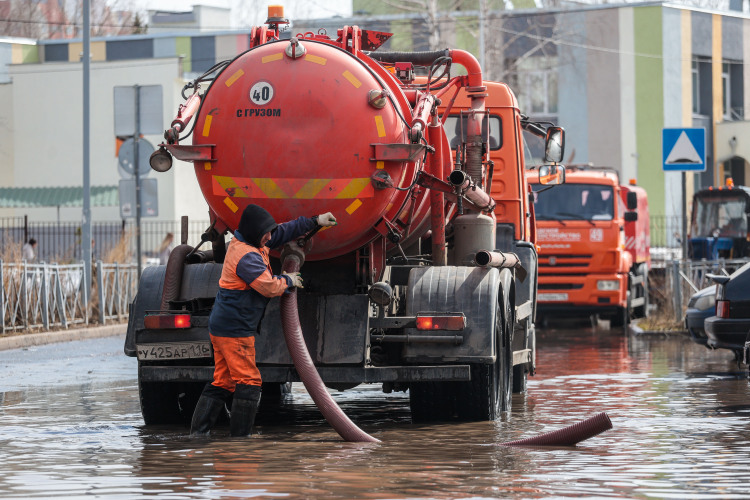 Глава Пестречинского района Раис Сулейманов накануне поручил провести все противопаводковые мероприятия «в кратчайшие сроки». «Особенно прошу держать на контроле гидротехнические сооружения», &mdash; отметил он