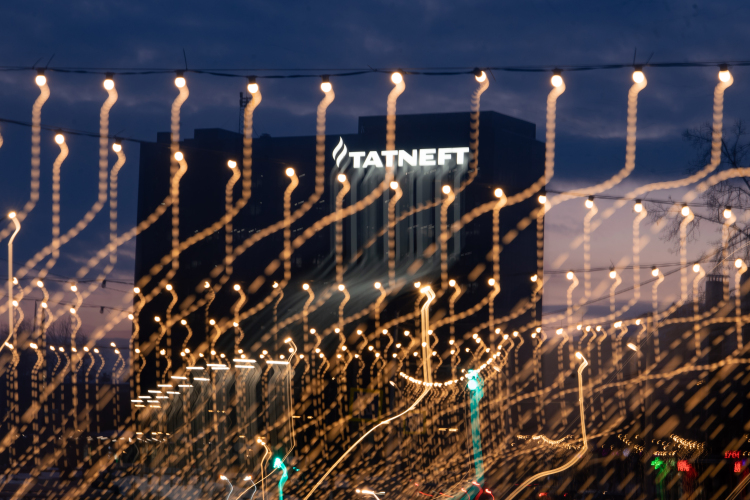 Пока выручка падает, расходы компании тоже решили, что сейчас не время, и также слегка скорректировались