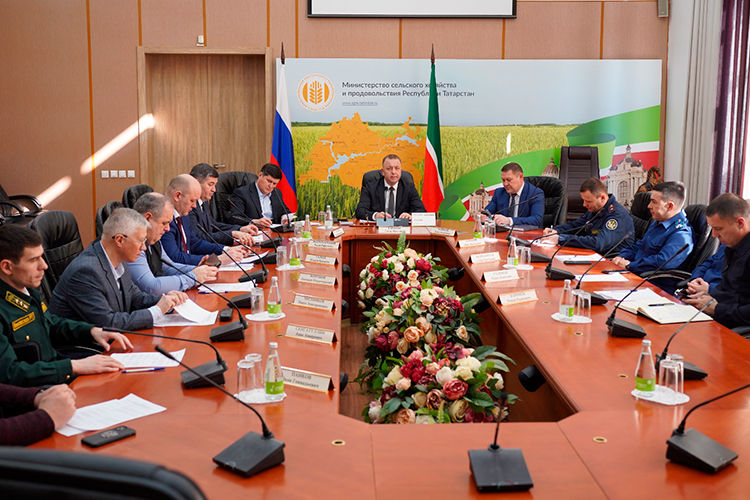 Ленар Гарипов подчеркнул, что в ряде регионов значительно ухудшилась обстановка по особо опасным болезням животных и остро стоит вопрос по болезням крупного рогатого скота