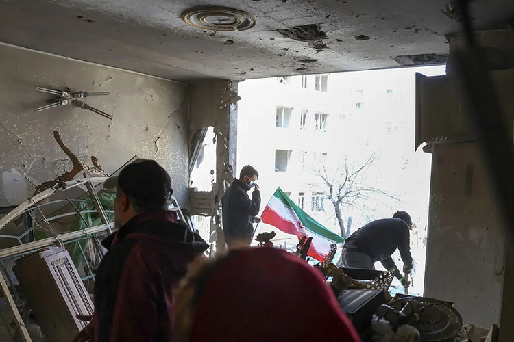 Около 9 тыс. объектов атакованы в Иране за первые 10 дней конфликта, сообщил мэр Тегерана