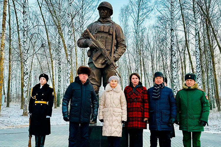 В прошлом году в Тетюшах ЕР совместно с главой района Рафисом Сафиулловым открыли стелу в виде воина в городском парке Победы