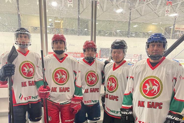 Хоккеисты играют в джерси «Ак Барса»