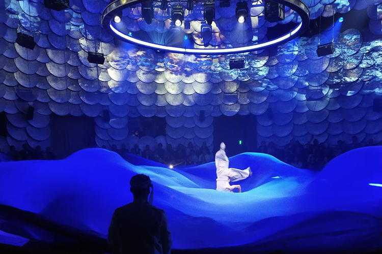 Не разочаровал именитый художник-постановщик Обрезков. Его яркие и пестрые костюмы выглядели максимально уместно, а за сценографические решения пары сцен хотелось аплодировать. Например, мнимой смерти Ашик-Кериба в пучинах волн или появления коня, на котором главный герой возвращался домой