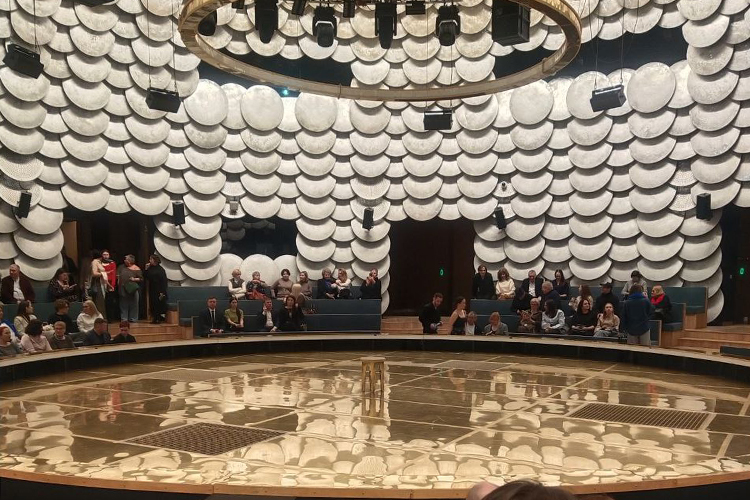 Еще до начала отливающая золотом круглая сцена с висящим над ней «кольцом Саурона» (оно потом спустится на грешную землю) создавали нужную атмосферу