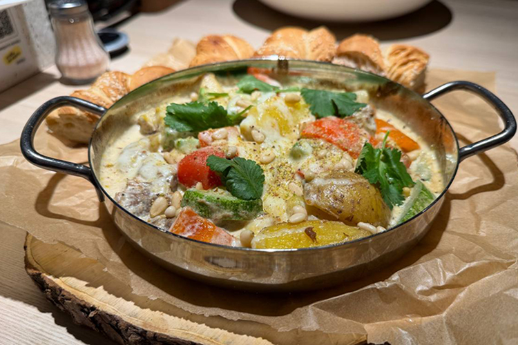 Жаркое из верблюда с овощами