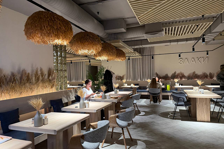 Большинство столиков на двоих, есть на компанию из четырех-пяти. И отдельный, почти интровертный вариант &mdash; посадка у окна лицом к улице, спиной к залу