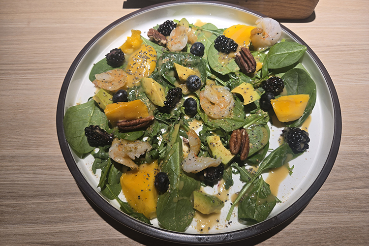 Салат с креветками и ежевикой