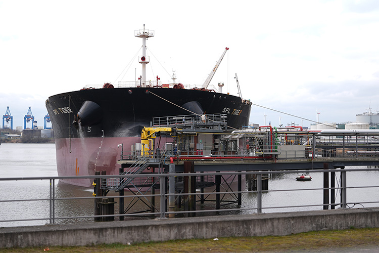 Дефицит нефти на рынке заставил США пойти на некоторые послабления в отношении российской нефти