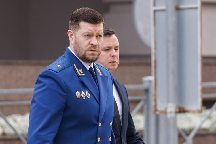 Посохов фактически стал последним звеном в цепочке перестановок на уровне замов, и с его назначением команду прокурора Татарстана Альберта Суяргулова можно назвать полностью укомплектованной.&nbsp;Как они проявят себя на данных должностях &mdash; покажет время